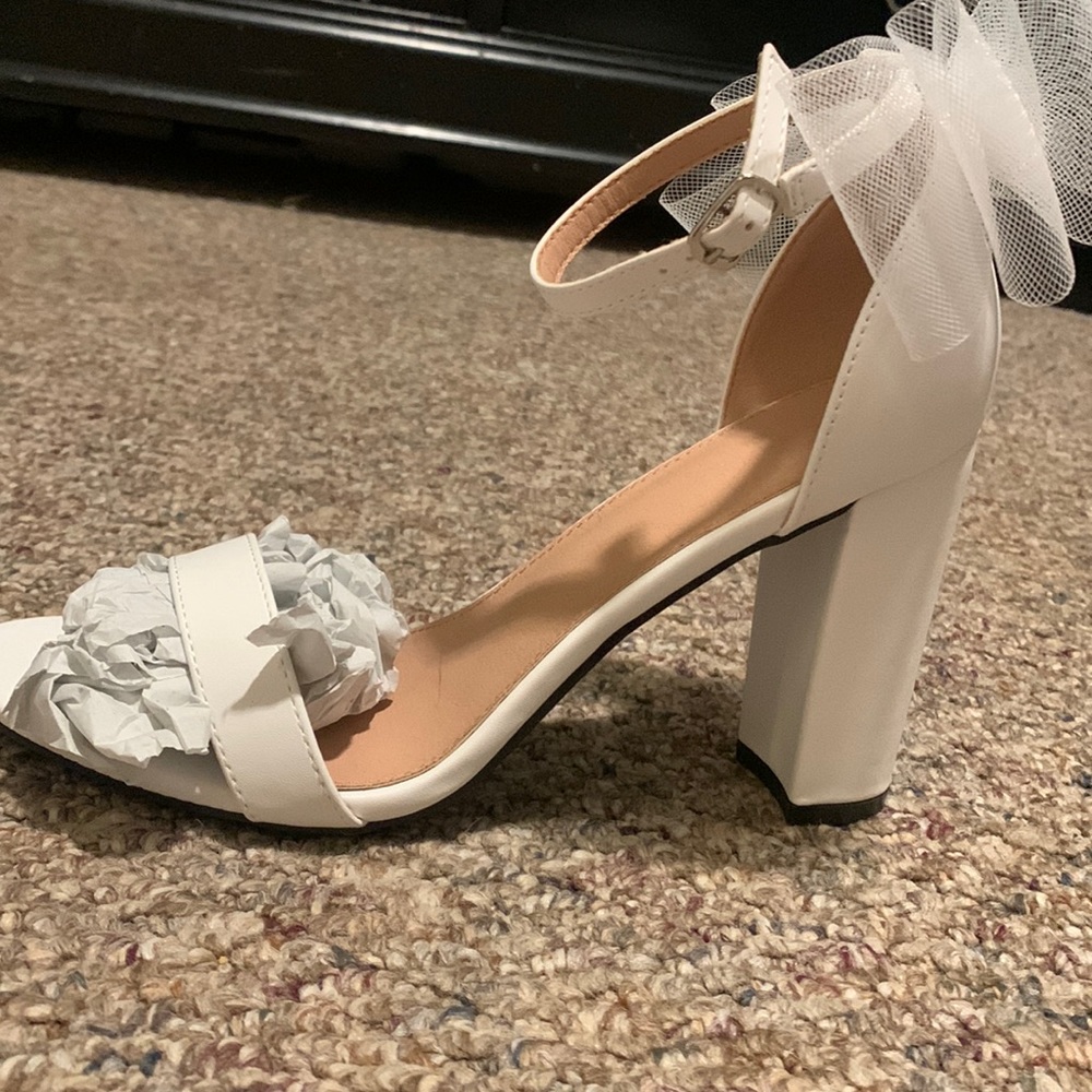New in box white bow heels